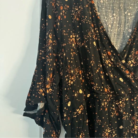 Torrid Plus Size 4 Wrap Tunic Top Black Celestial Stars Moons Skulls 3/4 Sleeve - Picture 3 of 11